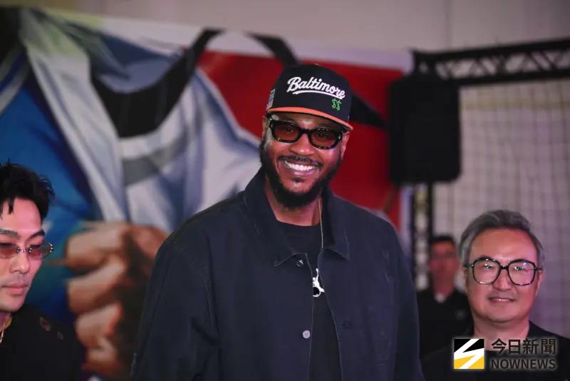 ▲NBA球星安東尼（Carmelo Anthony）今（30）日以活動大使的身分重磅出席《2025 GQ Style Fest 潮流文化祭》，不少「瓜粉」早早來排隊搶合照，甜瓜也相當親民，與球迷度過一度美好時光。（圖／記者林柏年攝）