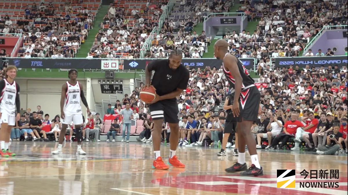 ▲在表演賽的「1對1無限接力賽」環節，雷納德與TAT明星隊的兩名隊員一起挑戰雲豹的林信寬、高錦瑋和克羅馬，第二輪中雲豹的林信寬先以跳投將雷納德吃掉，第三輪又用中距離連吃雷納德兩球。（圖／記者吳忠育攝，2025.08.30）