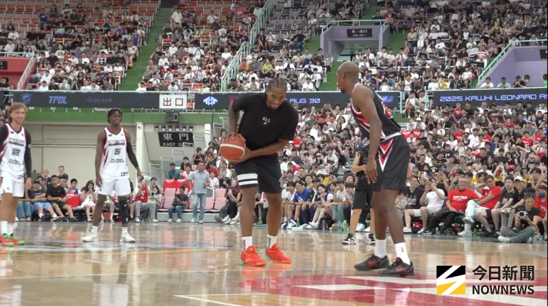 ▲在表演賽的「1對1無限接力賽」環節，雷納德與TAT明星隊的兩名隊員一起挑戰雲豹的林信寬、高錦瑋和克羅馬，第二輪中雲豹的林信寬先以跳投將雷納德吃掉，第三輪又用中距離連吃雷納德兩球。（圖／記者吳忠育攝，2025.08.30）