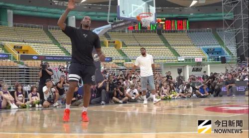 ▲中場活動之一的「Kawhi小教室」中，雷納德親自示範賽前的熱身動作，從罰球到低位轉身投籃，模擬了比賽中的出手動作。這一過程中，雷納德與唐斯（Karl-Anthony Towns）密切配合，唐斯也在籃下為雷納德撿球，場面十分默契。（圖／記者吳忠育攝，2025.08.30）