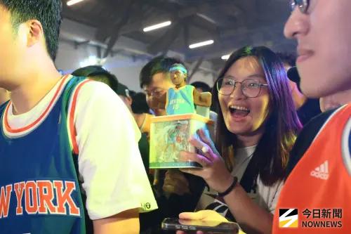 ▲熱情粉絲穿上安東尼球星，自製小物表達對甜瓜的喜愛。（圖／記者林柏年攝）