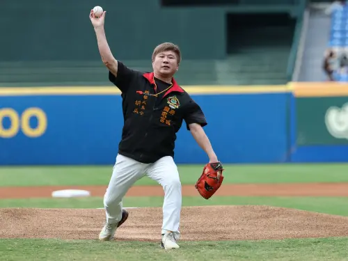 ▲綜藝大集合搬進棒球場，胡瓜擔任開球嘉賓。（圖／統一獅提供）