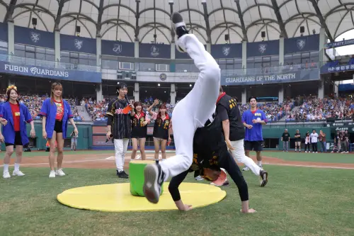 綜藝大集合搬進棒球場，獅隊總教練林岳平與胡瓜尬舞。（圖／統一獅提供）