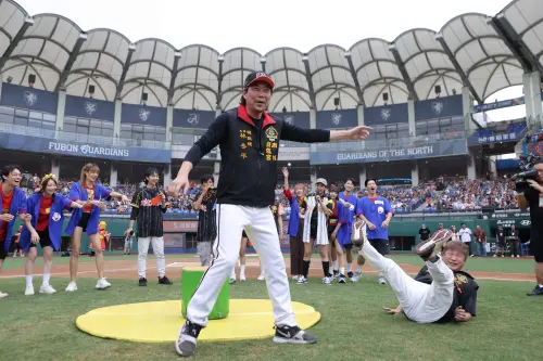 綜藝大集合搬進棒球場，獅隊總教練林岳平與胡瓜尬舞。（圖／統一獅提供）