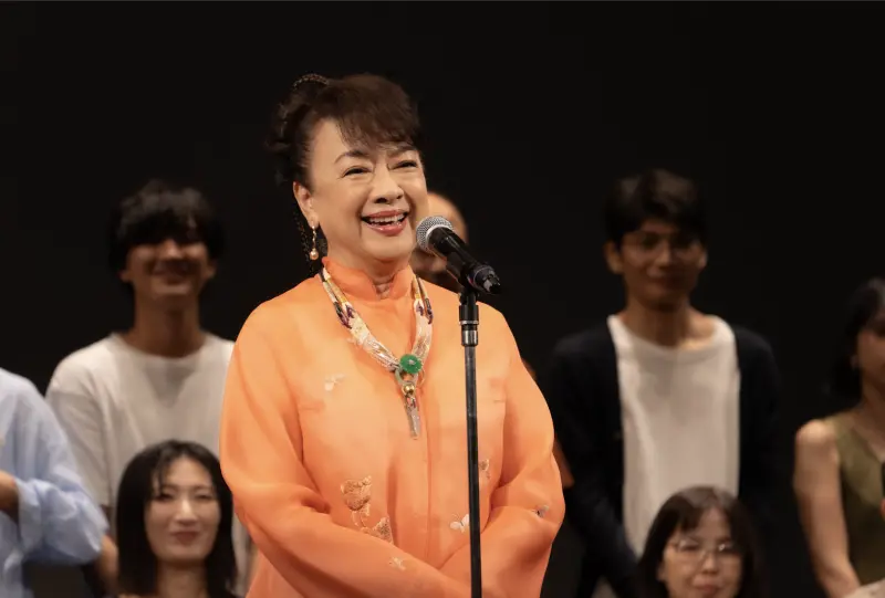 ▲75歲旅日巨星翁倩玉（中）回到大阪欣賞20歲時在當地萬博會舉辦期間拍攝的電影《萬博追蹤》，仍然引起轟動，全場爆滿，該片被稱為「消失半世紀的萬博神作」。（圖／OAFF EXPO2025-OAFF2026提供）