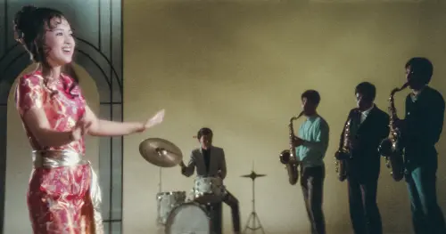 ▲翁倩玉（左）在《萬博追蹤》又演又唱，澈底發揮明星魅力，光芒四射。（圖／國家影視聽中心提供）