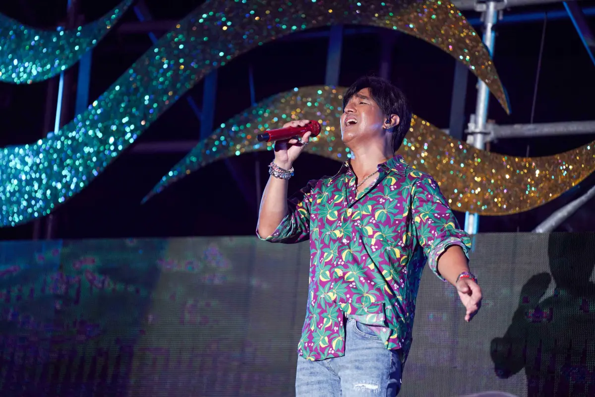 ▲動力火車昨晚擔任2025桃園珍珠海岸國際音樂節壓軸演出，現場有男粉絲感動喊出「I love you」，尤秋興（如圖）則神回一句「不太方便，我們已經結婚了！」笑翻全場。（圖／桃園市政府提供）