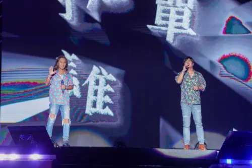 ▲剛獲金曲獎「最佳演唱組合」的動力火車於昨晚10點在桃園壓軸開唱，燃爆全場氣氛。（圖／桃園市政府提供）