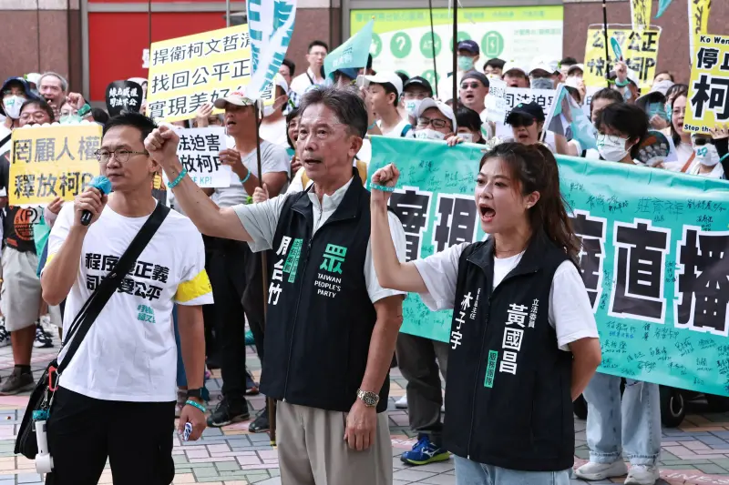 ▲小草在板橋車站旁集結，舉行「法庭要直播 為柯文哲而走」活動。（圖／吳翊緁攝）