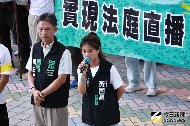 ▲小草在板橋車站旁集結,舉行「法庭要直播 為柯文哲而走」活動,林子宇宣布陳佩琪因身體不適無法前來。(圖/吳翊緁攝)