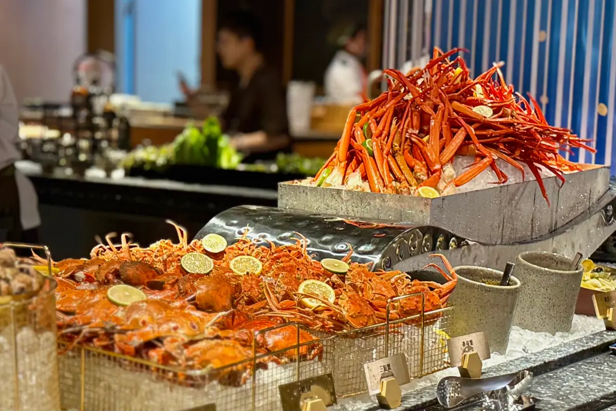 ▲全台最難訂位吃到飽「島語」8月底開設高雄店，兩家分店依舊一位難求，明天9月1日將開放11月兩家分店共630多個座位，本文整理訂位技巧與規則一次看。（圖／記者葉盛耀攝）