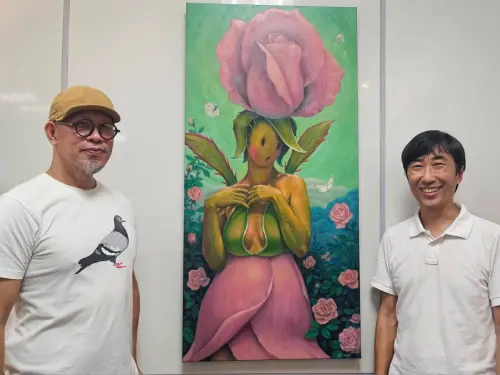 ▲周耀東（右）的作品常以超現實風格描繪擬人化的物種，如童話般的敘事探討人性與環境的關係。（圖／記者陳美嘉翻攝)