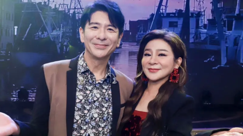 ▲王彩樺（右）及荒山亮（左）登上白冰冰、陽帆主持的《超級冰冰Show》，一開場王彩樺突然跪地膜拜荒山亮，隨後聽到年幼兄弟檔演唱時又崩潰大哭，這讓白冰冰、陽帆心疼地趕緊安撫她。（圖／民視提供）