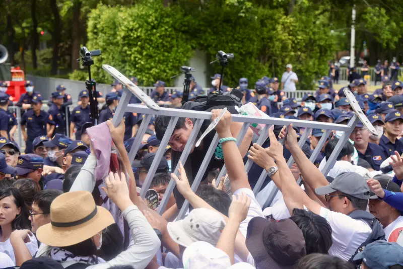 ▲柯文哲羈押滿週年，民眾黨主席黃國昌帶頭舉辦走讀活動，黨公職與小草衝破護欄與警方爆衝突。（圖／NOWNEWS攝影中心）