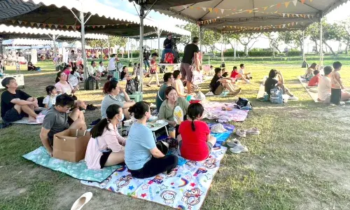 ▲高雄市政府海洋局舉辦2025高雄魷魚季活動，吸引許多民眾到場享受午後時光。(圖／高雄市政府海洋局提供)