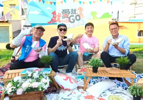 ▲高雄市政府海洋局舉辦2025高雄魷魚季活動，高雄市政府副秘書長王宏榮(右1)、海洋局局長石慶豐(右2)、副局長羅長安(左1)、高雄區漁會總幹事楊孟凡(左2)共享午後時光。(圖／高雄市政府海洋局提供)