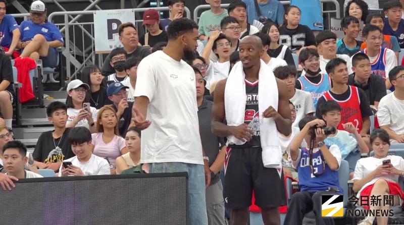 ▲比賽中可見克羅馬（Lasan Kromah）與今日擔任特別嘉賓的唐斯在場邊閒聊，被問及兩人都聊了些什麼，克羅馬表示：「我跟唐斯在聊說台灣多好玩，他跟我分享他這幾天的行程，去哪些好玩的地方，他很喜歡台灣的所有人事物。」（圖／記者吳忠育攝，2025.08.30）