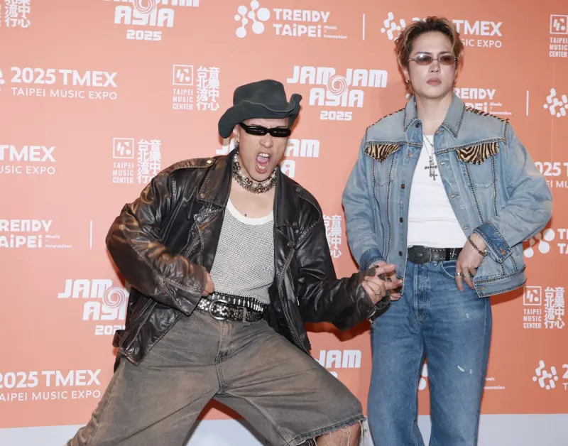 ▲相識許久並有不錯交情的黃宣（左）和J.Sheon（右）在「2025 JAM JAM ASIA 亞洲音樂節」難得攜手合作，J.Sheon被虧有如打了音樂類固醇，肌肉壯到可能震碎舞台地板。黃宣稱自己被J.Sheon激發，也開始健身，遭媒體拱「脫掉」。（圖／讀者提供）