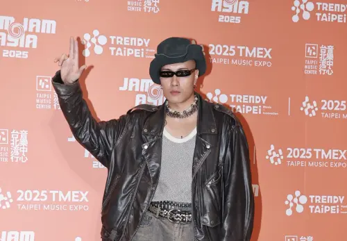 ▲黃宣擺出類似西部牛仔的姿勢拍照，靈感來自於他本身是西部拓荒遊戲《碧血狂殺》的粉絲。（圖／讀者提供）