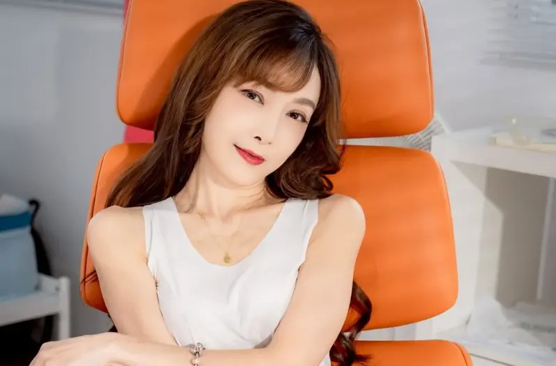 ▲58歲藝人胡文英昨（29）日發文自爆，在去澳洲轉機時，被菲律賓限制出境，直接在機場受困12小時，只能嗑泡麵吃，讓她忍不住怒喊：憑什麼。（圖／胡文英IG@paulina550308）