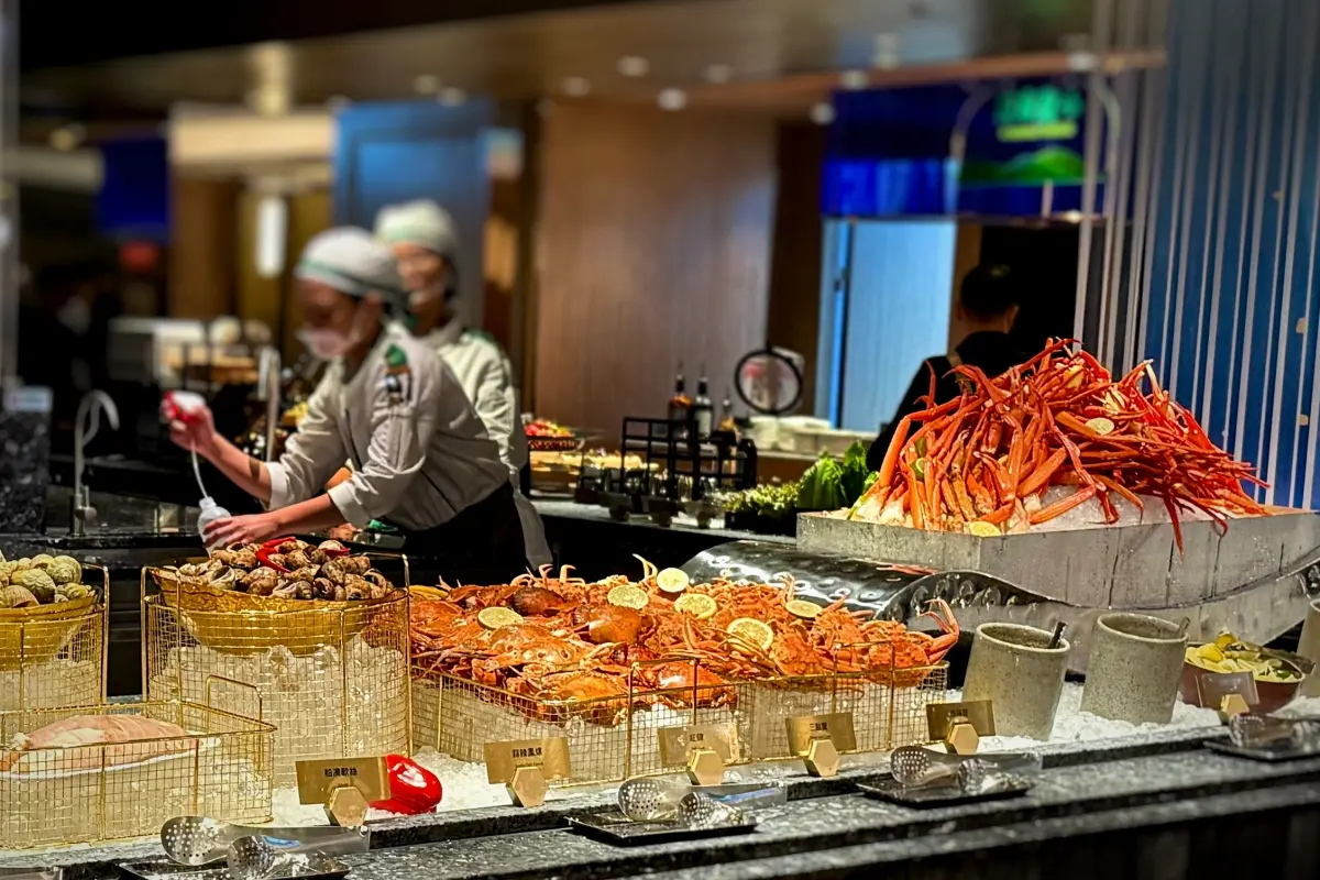 ▲9月即將開學，全台吃到飽餐廳包含飯店自助餐或是連鎖火鍋、燒肉店，紛紛推出優惠以搶客，有買一送一、也有三人同行一人免費。（圖／記者葉盛耀攝）