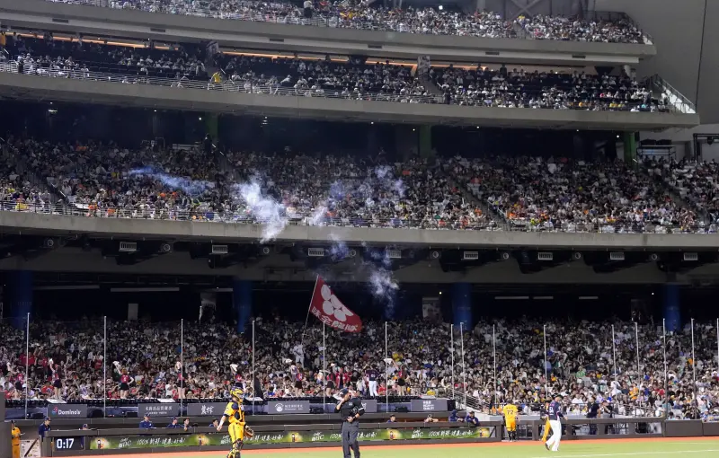 ▲味全龍與中信兄弟在臺北大巨蛋賽事共吸引3萬4142人入場，今日3地同時破萬，為史上第3次。（圖／味全龍提供）