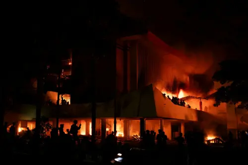 ▲印尼示威暴動擴大，望加錫市議會大樓30日深陷火海，抗議群眾在建築物周圍集結。（圖／路透社／達志影像）