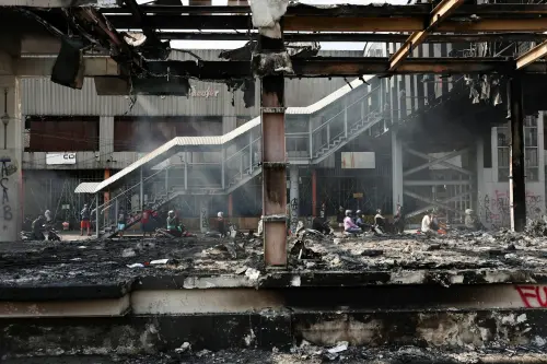 ▲印尼雅加達一處公車站在8月30日示威活動中遭縱火嚴重損毀，現場一片焦黑殘破。（圖／路透社／達志影像）