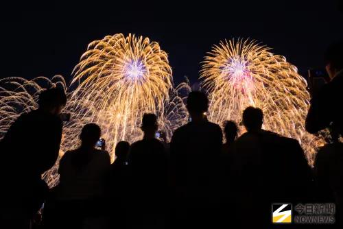 ▲大稻埕煙火壓軸場480秒點亮夜空。（圖／記者陳人豪攝，2025.08.30）