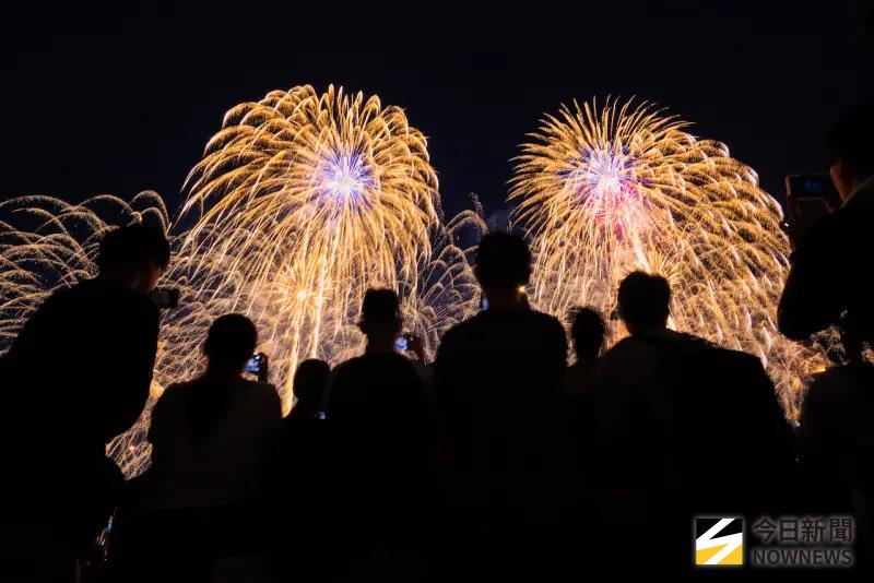 ▲大稻埕煙火壓軸場480秒點亮夜空。(圖/記者陳人豪攝,2025.08.30)
