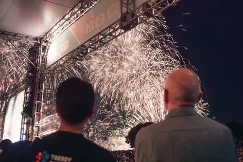 ▲AIT處長谷立言同框台北市長蔣萬安看大稻埕煙火。（圖／翻攝自蔣萬安臉書）