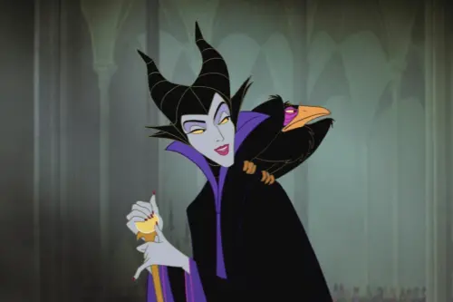 ▲《睡美人》的黑魔女梅菲瑟，是迪士尼經典卡通中，少見又陰險又兇惡的大反派，甚至會變成恐怖的噴火龍，但就算這樣，也無法讓片子首度在美國上映時熱賣。（圖／摘自IMDb）