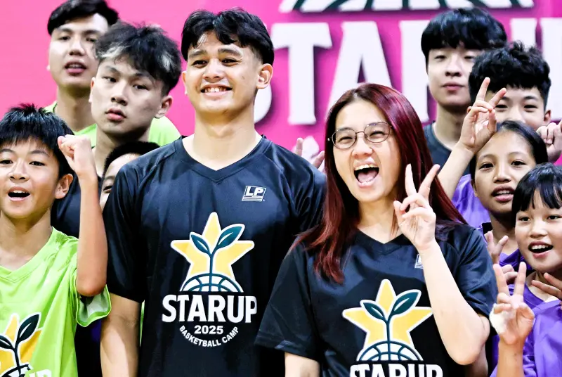 ▲旅日名將游艾喆與小球員開心合影。(圖/星芽公益籃球訓練營提供)