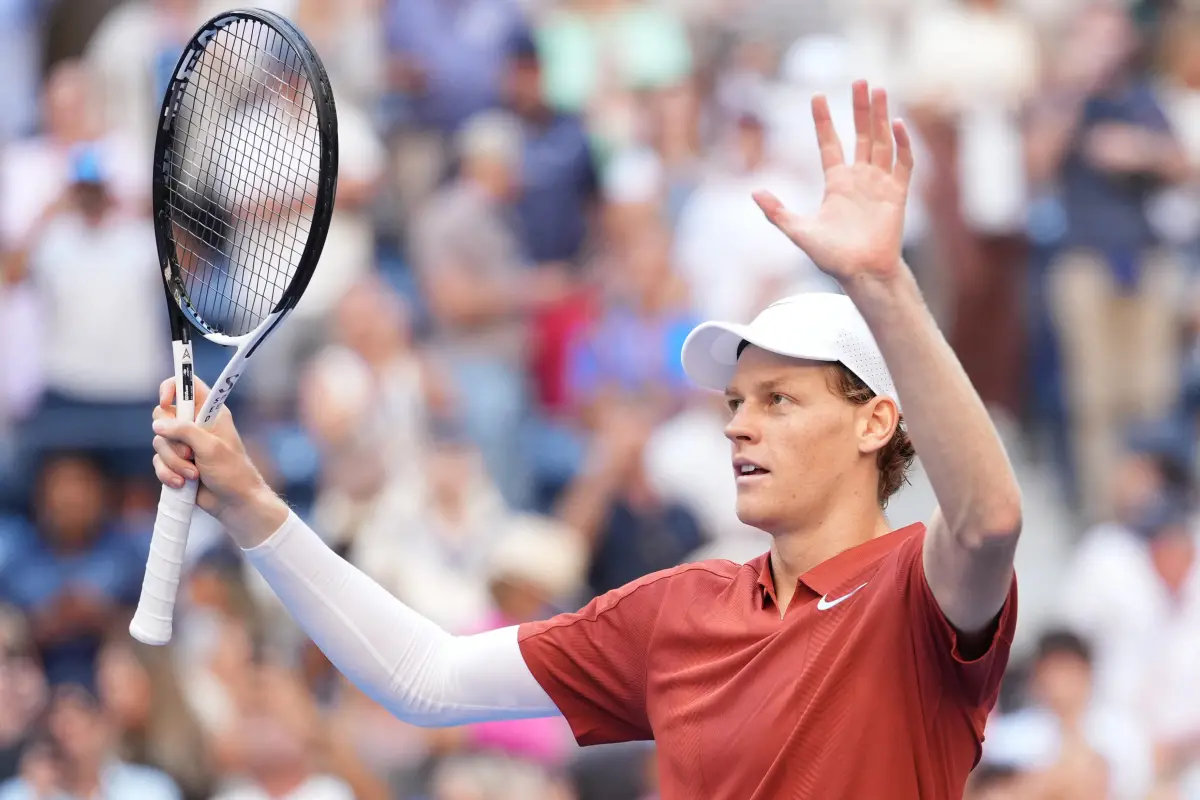 ▲世界球王雅尼克·辛納（Jannik Sinner）在美網第三輪克服開局不順，在丟掉首盤後，連贏三盤逆轉擊敗加拿大好手夏波瓦洛夫（Denis Shapovalov）晉級16強。（圖／路透／達志影像）