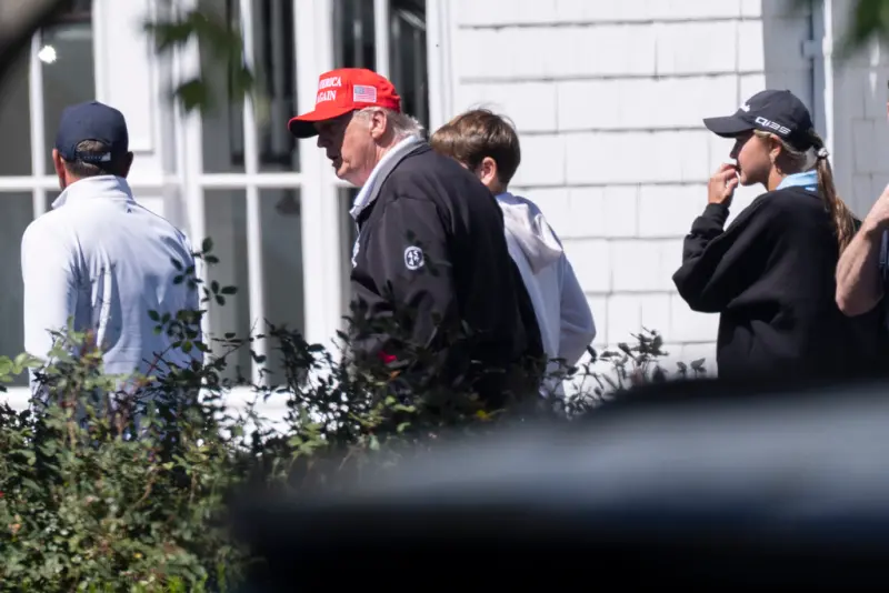    ▲川普30日被拍到，正要與孫女凱伊（Kai Trump）及12歲的孫子史賓賽（Spencer Trump）一同上車參加家庭高爾夫之旅。（圖／路透社／達志影像）  