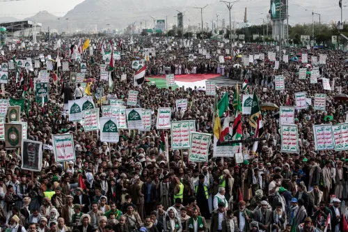 ▲在以色列於29日向葉門首都沙那發動空襲後，胡塞武裝組織及其支持者示威抗議。（圖／美聯社／達志影像）