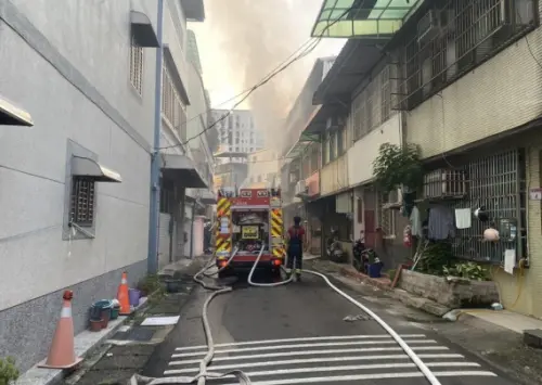 ▲桃園中壢31日清晨發生一起5死火警，警消獲報後出動消防車27輛、救護車7輛、消防人員79名前往現場救災。（圖／翻攝畫面）