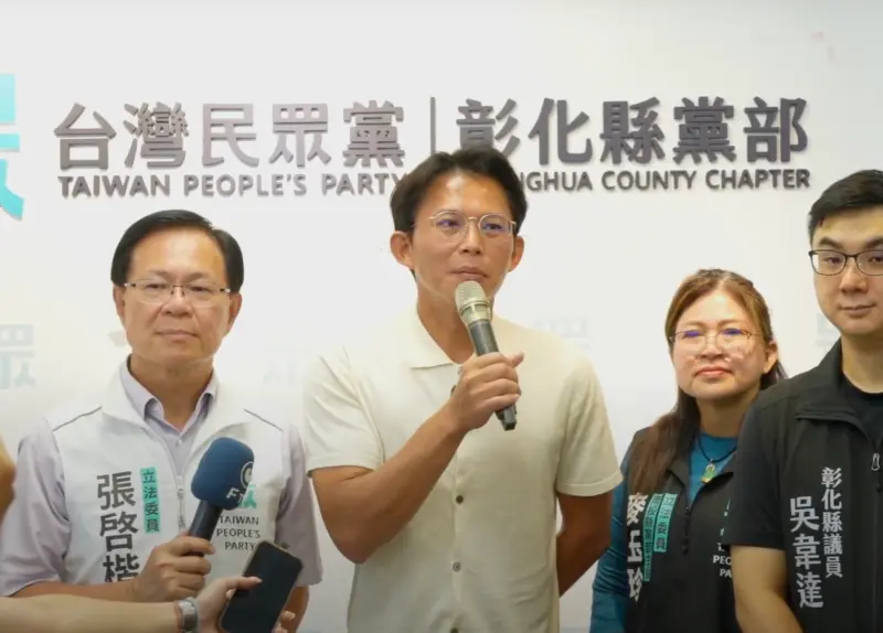 ▲民眾黨主席黃國昌（中）駁斥勒警察脖子的說法，痛批綠營及綠媒惡意剪輯抹黑。（圖／民眾黨提供，2025.08.31）