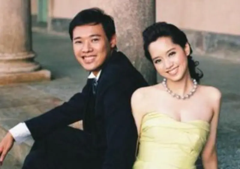 ▲楊偉中（左）7年前為救愛女溺斃，妻子、前主播陳以真（右）29日七夕情人節時帶花去幫楊偉中掃墓，並在臉書PO文留下7顆愛心的符號，讓人看了不禁鼻酸。（圖／陳以真臉書）