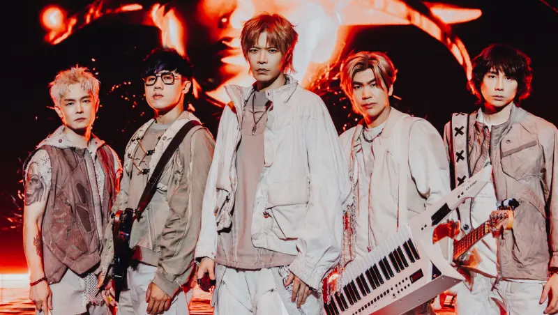 ▲八三夭昨日在高雄舉辦巨蛋演唱會，有女粉絲穿著婚紗到現場告白，表示前一天是七夕，而阿璞（左3）則吐槽，七夕就是牛郎織女分開的時候，讓其他歌迷全笑翻。（圖／KKLIVE提供）