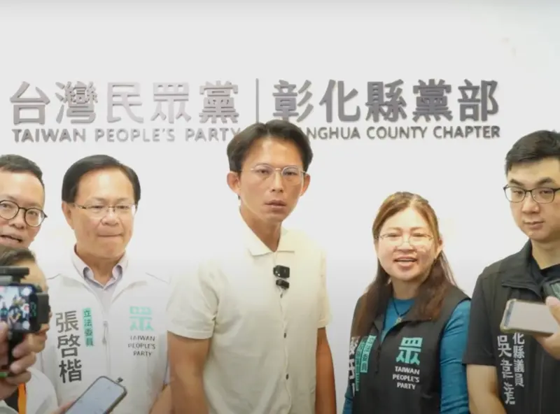 ▲民眾黨主席黃國昌（中）出席彰化縣黨部開幕揭牌儀式，他除了駁斥勒警脖子一事之外，並反問記者「你夠了嗎？」（圖／民眾黨提供，2025.08.31）