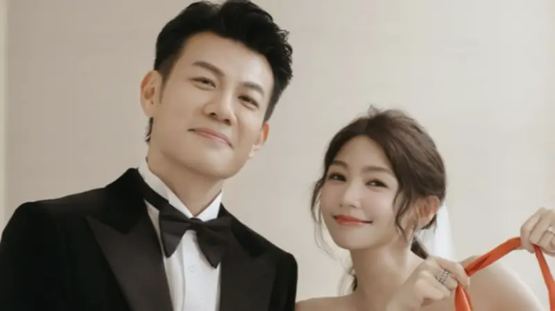 ▲藝人陳志強（左）與曾智希（右）結婚3年，昨（30）日晚間於大巨蛋看球賽，被鏡頭拍到陳志強第一時間假裝要親旁邊的男性友人，隨後才轉頭親吻一旁的曾智希，畫面閃爆全場。（圖／翻攝自陳志強IG＠johnjohn1002）