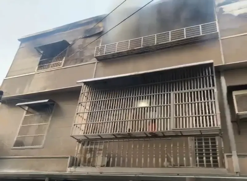 ▲桃園中壢31號清晨死亡火災，疑似因為電線走火，加上房間是木板隔間，前後都加裝鐵窗，導致住在三樓的1大4小難以逃生，最後5人相擁而亡。（圖／翻攝畫面）