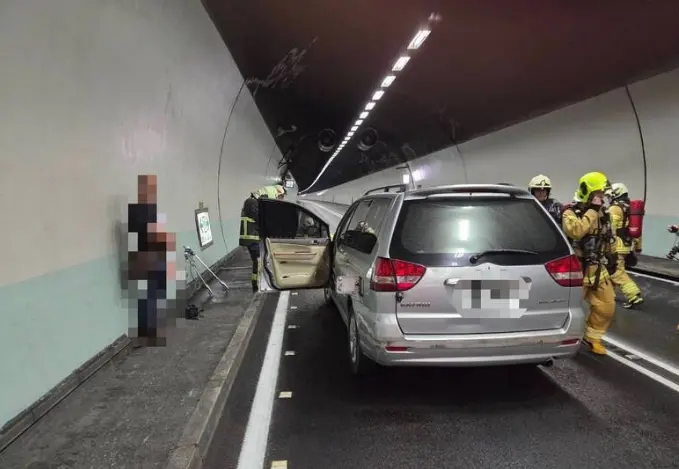 雪山隧道火燒車！休旅車引擎突冒白煙 66歲駕駛棄車逃生