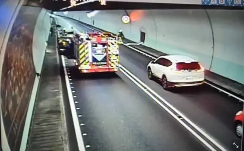 ▲31日上午雪隧傳出火警，南北向車道預防性封閉，又正值假日尖峰時段，讓沿線車輛大排長龍。（圖／翻攝畫面）