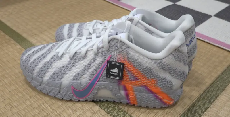 ▲「鞋槓人生」最新第84集，主持人大隻、18開箱最近話題性滿滿、備受好評的曼菲斯灰熊球星莫蘭特（Ja Morant）第3代簽名戰靴NIKE Ja Morant 3，（圖／NOWnews）