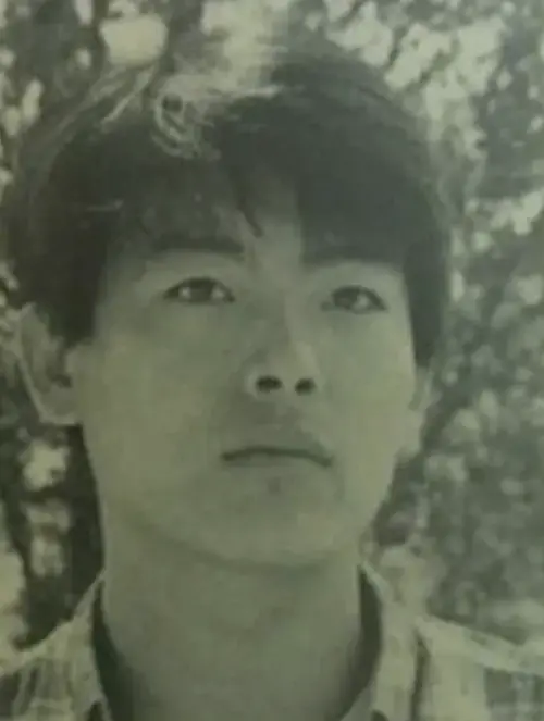 ▲成東鎰年輕的時候擁有花美男級別的帥氣外型。（圖／翻攝自韓網）