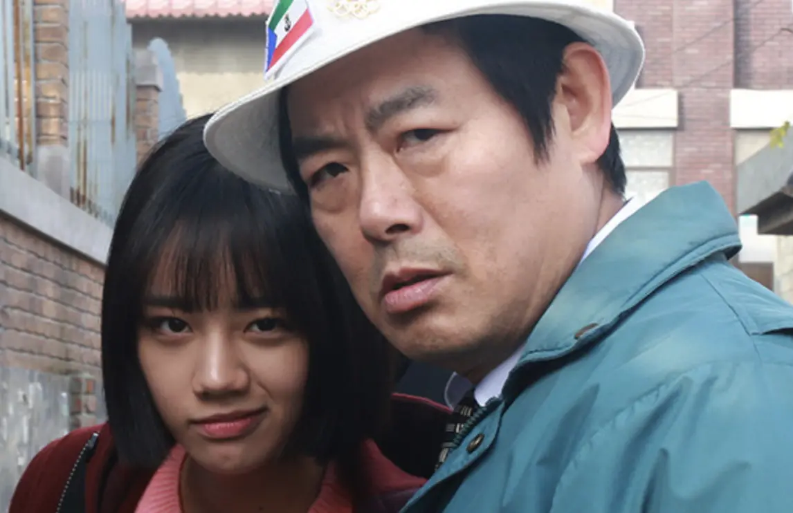 ▲61歲的韓國演員成東鎰（右）在《請回答》系列，以父親角色感動許多觀眾。慈父形象的他其實有令人難過的童年、剛出道的他竟是超級美男。（圖／翻攝自tvN官網tvn.cjenm.com）