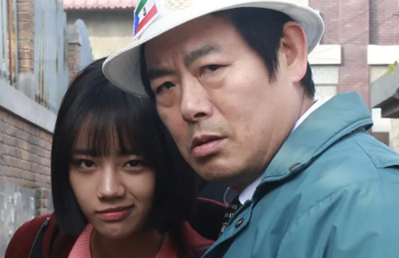 ▲61歲的韓國演員成東鎰（右）在《請回答》系列，以父親角色感動許多觀眾。慈父形象的他其實有令人難過的童年、剛出道的他竟是超級美男。（圖／翻攝自tvN官網tvn.cjenm.com）