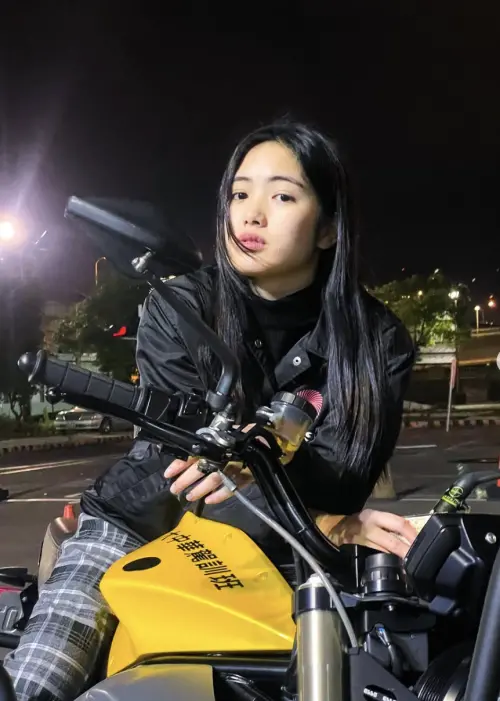 ▲雷嘉汭愛騎重機也有駕照，不像看起來那麼嬌弱。（圖／摘自IG@regina_lei_)